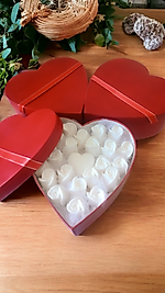 Kırmızı Kalp kutuda Gonca beyaz gül